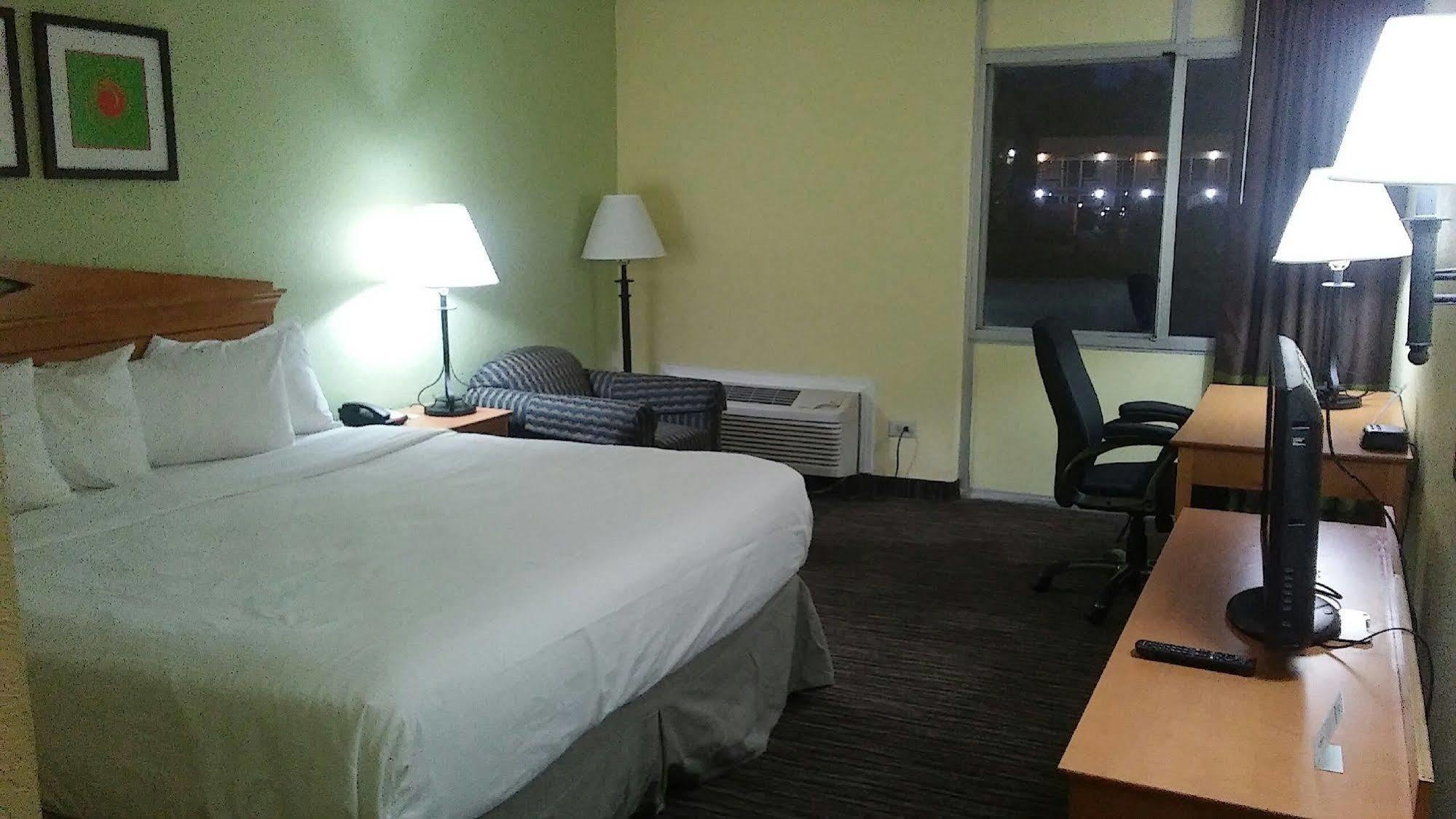 Ramada Conference Center Wilmington Hotel Екстериор снимка